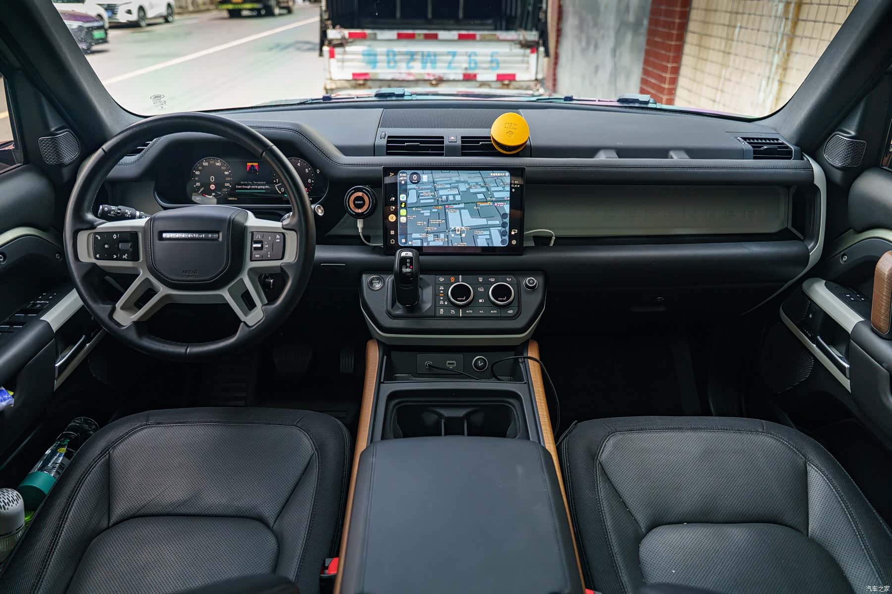 Land Rover Defender, 2023 21
