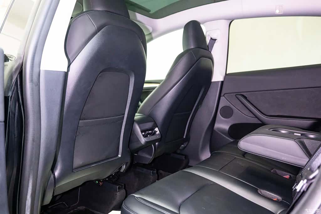 Tesla Model Y, 2023 19