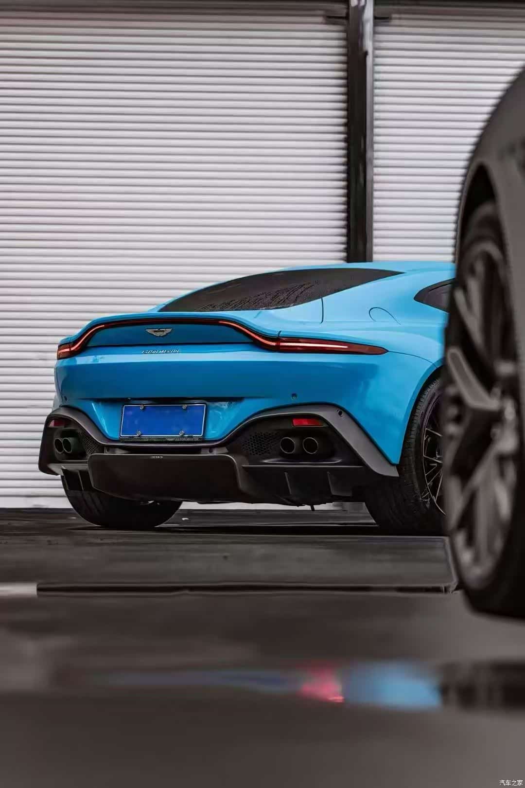 Aston Martin Vantage, 2023 все фото