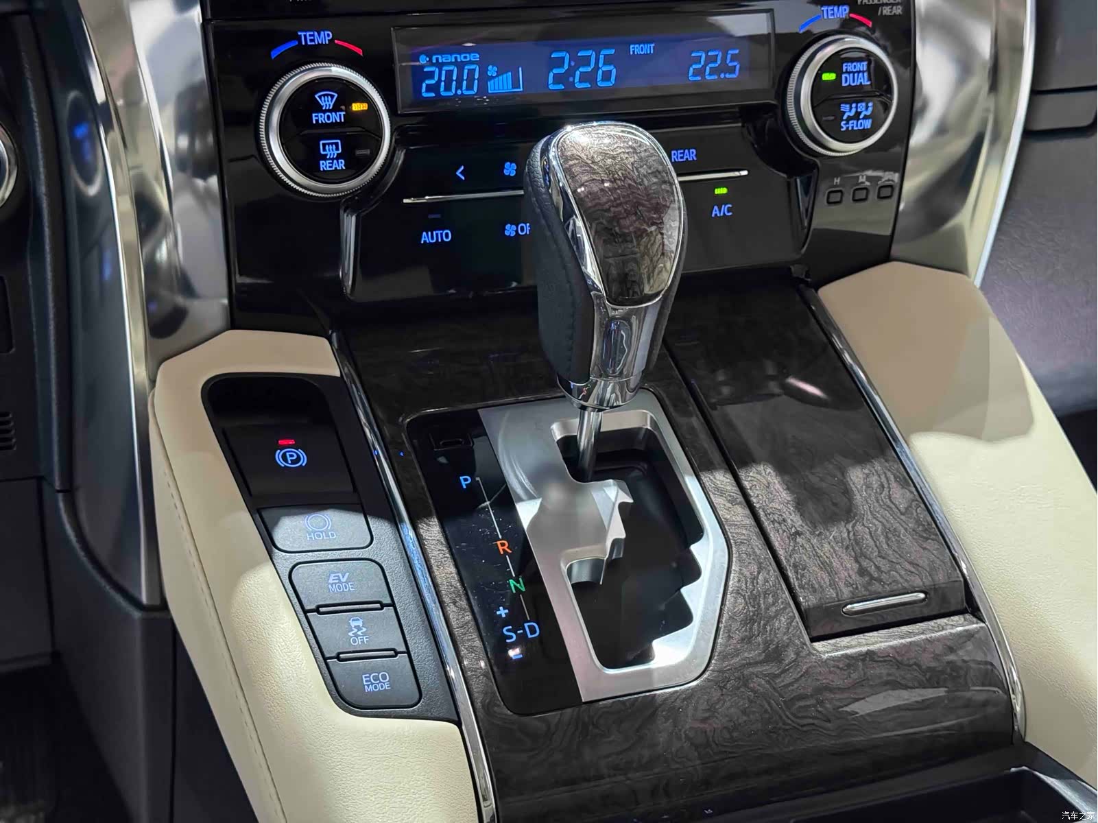 Toyota Alphard, 2021 11