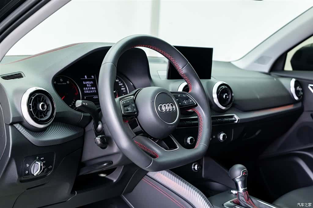Audi Q2L, 2025 17