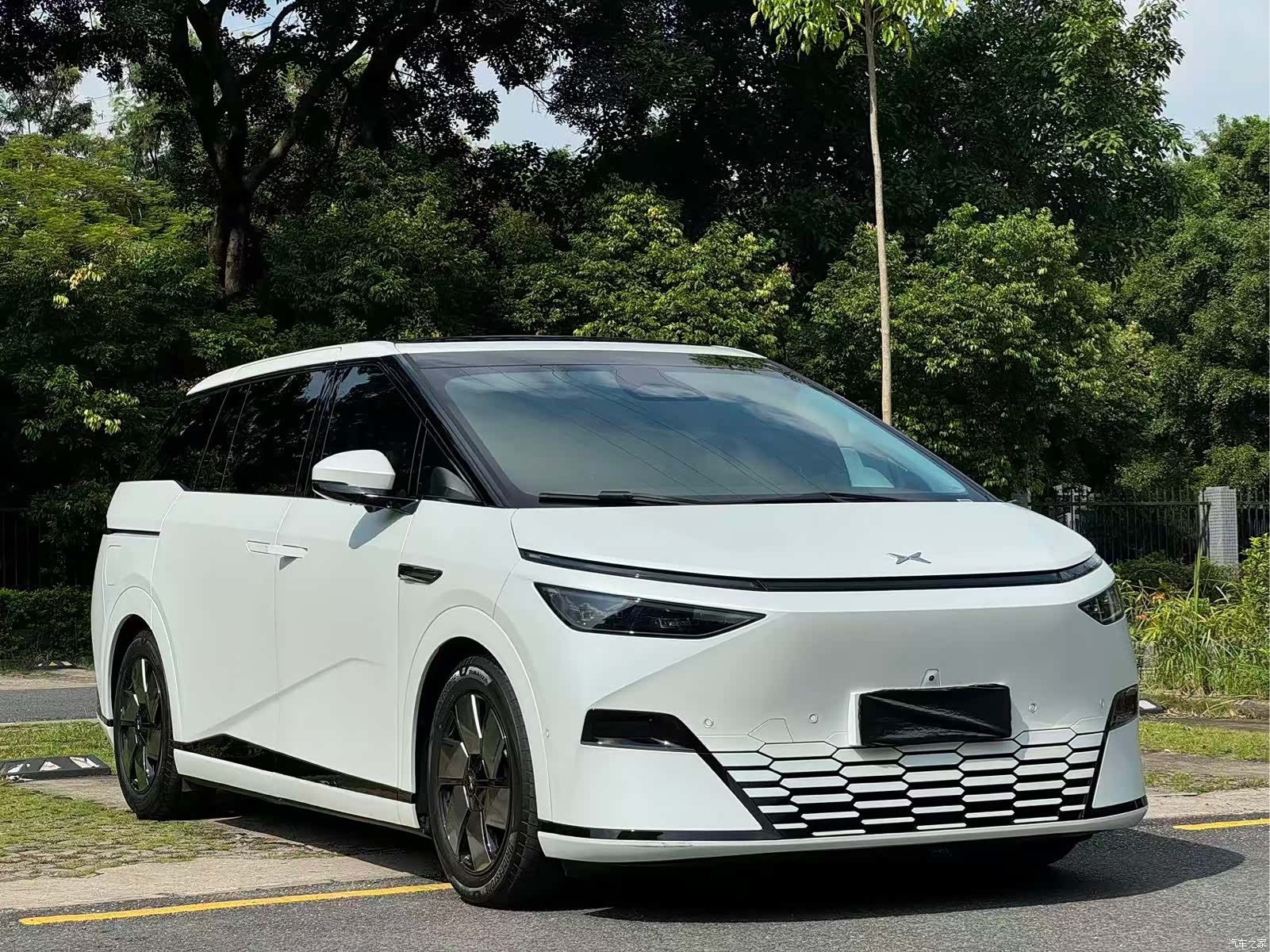 Xpeng X9, 2024 17