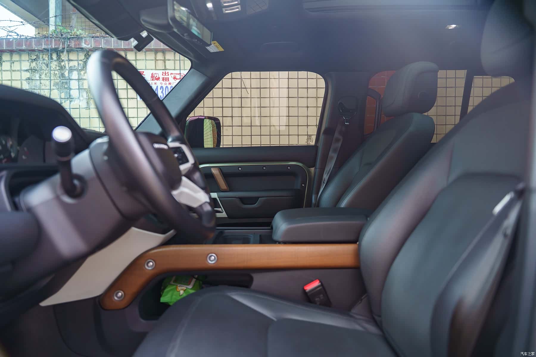 Land Rover Defender, 2023 19