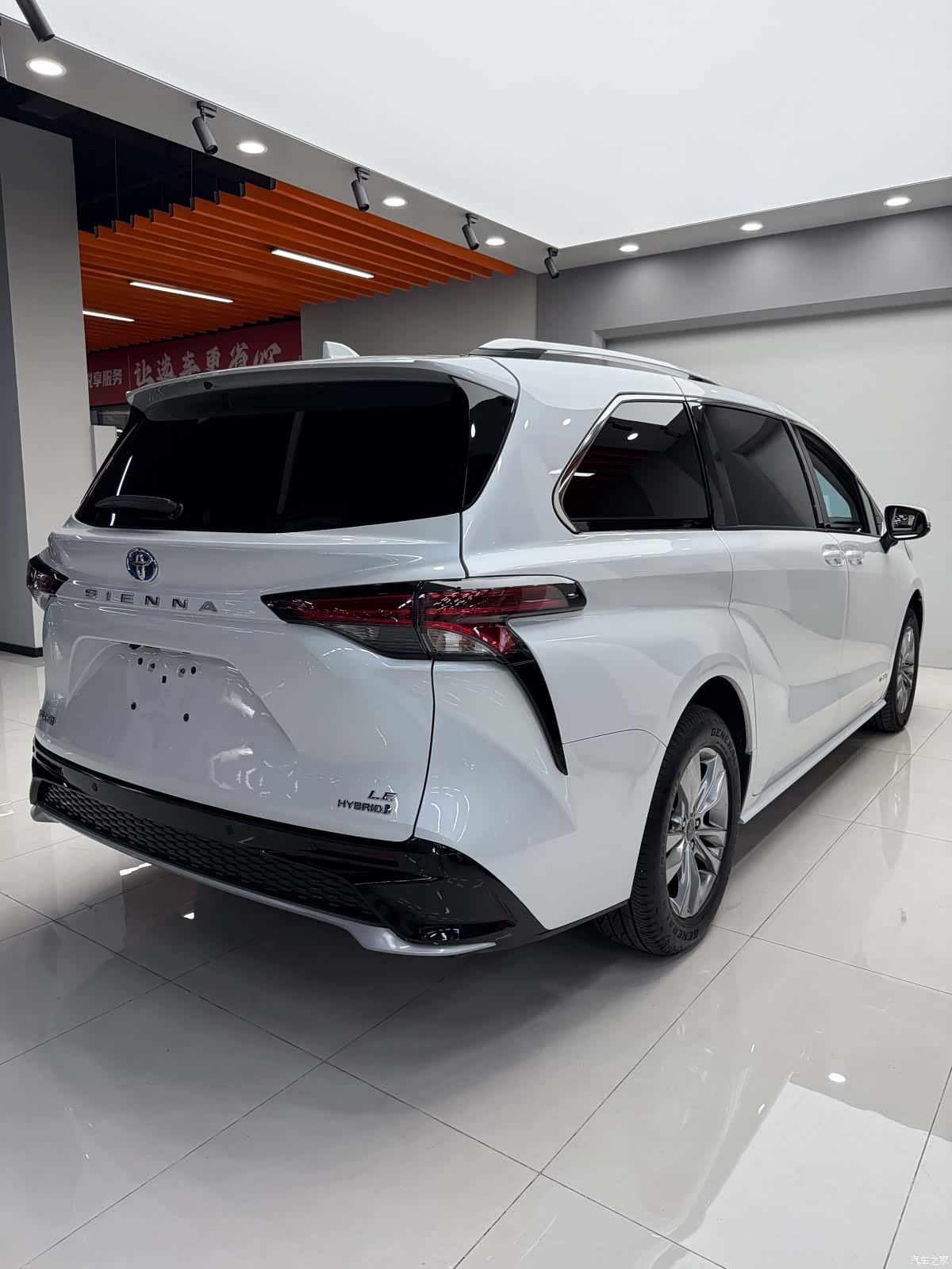 Toyota Sienna, 2023 все фото