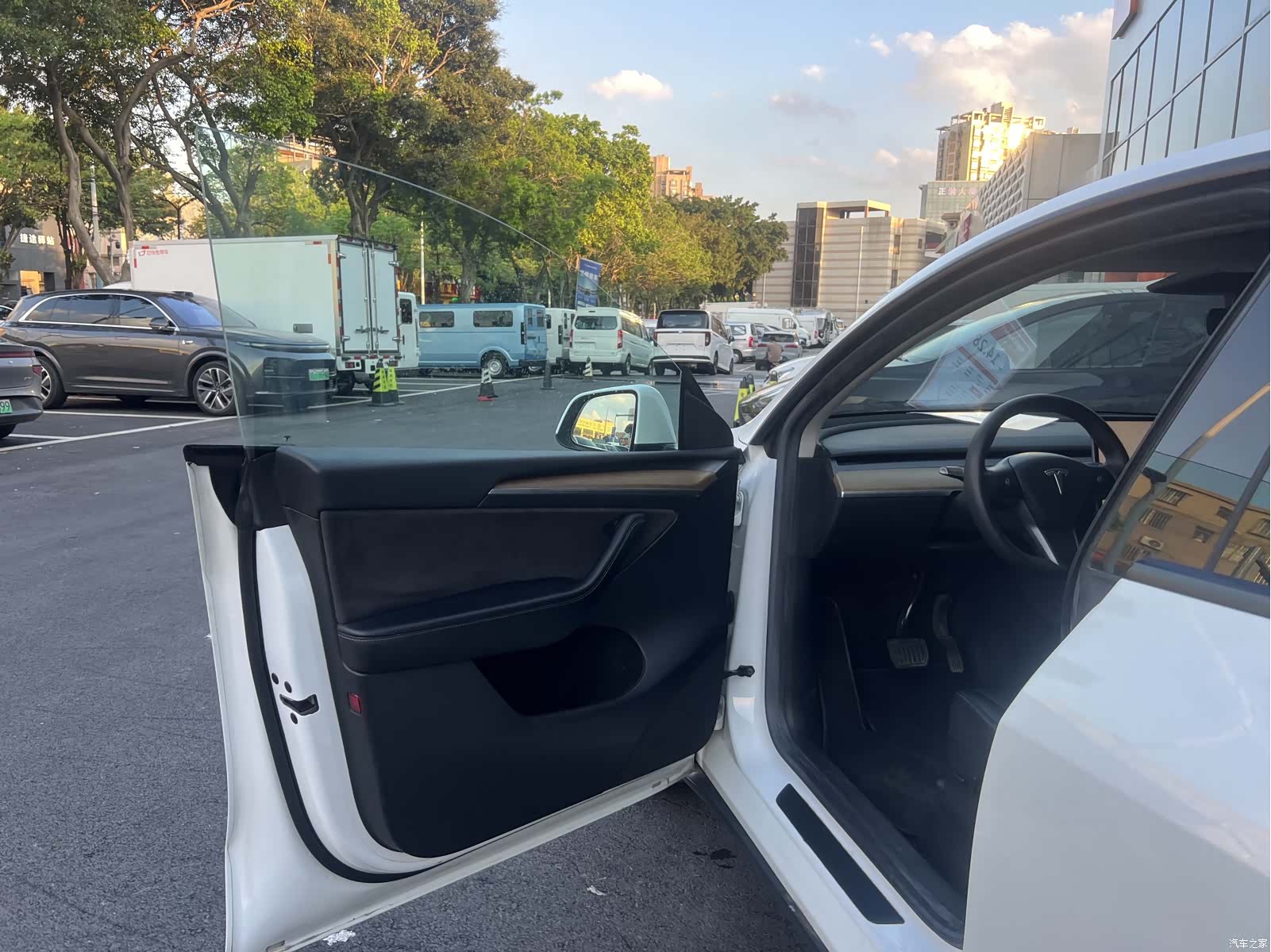 Tesla Model Y, 2023 16
