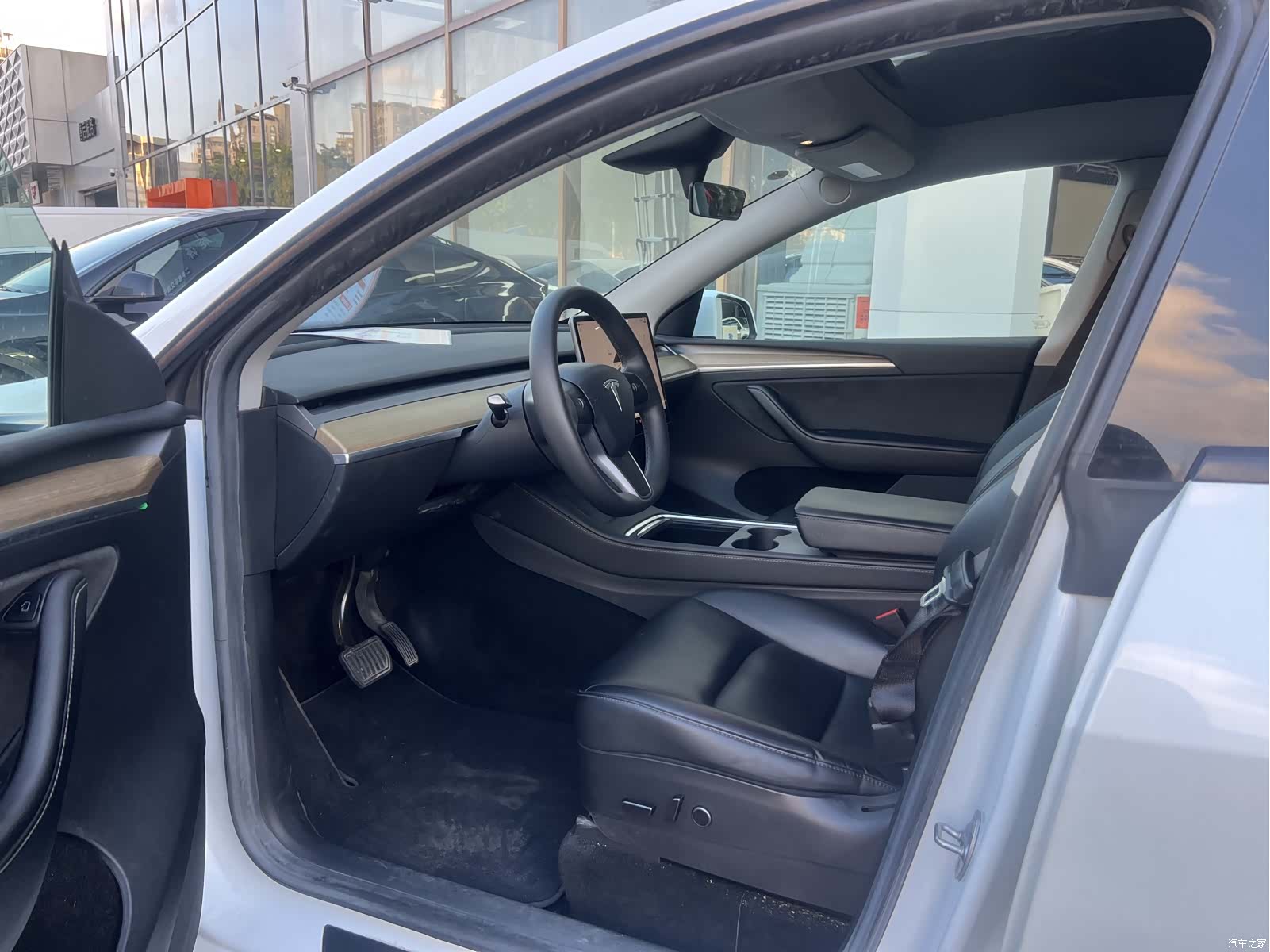 Tesla Model Y, 2023 27