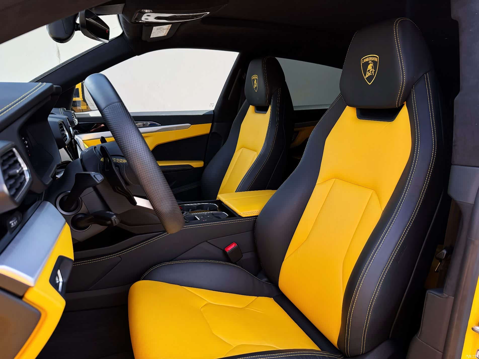 Lamborghini Urus, 2023 4