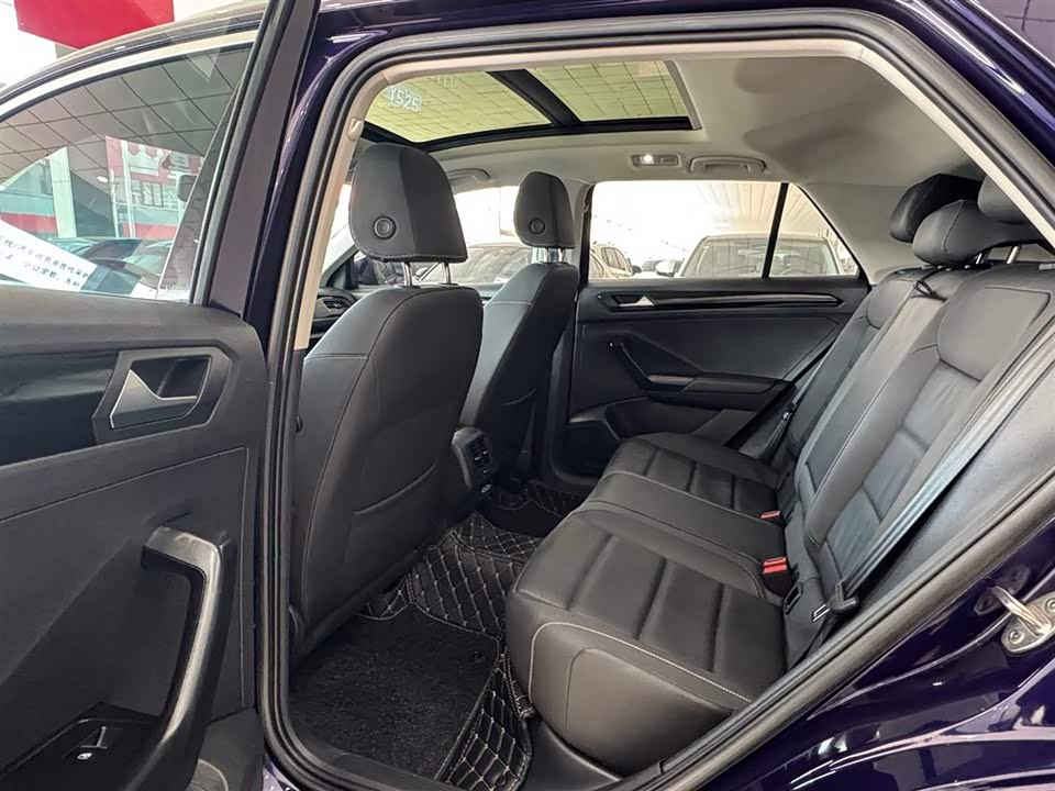 Volkswagen T-ROC exploring Songs