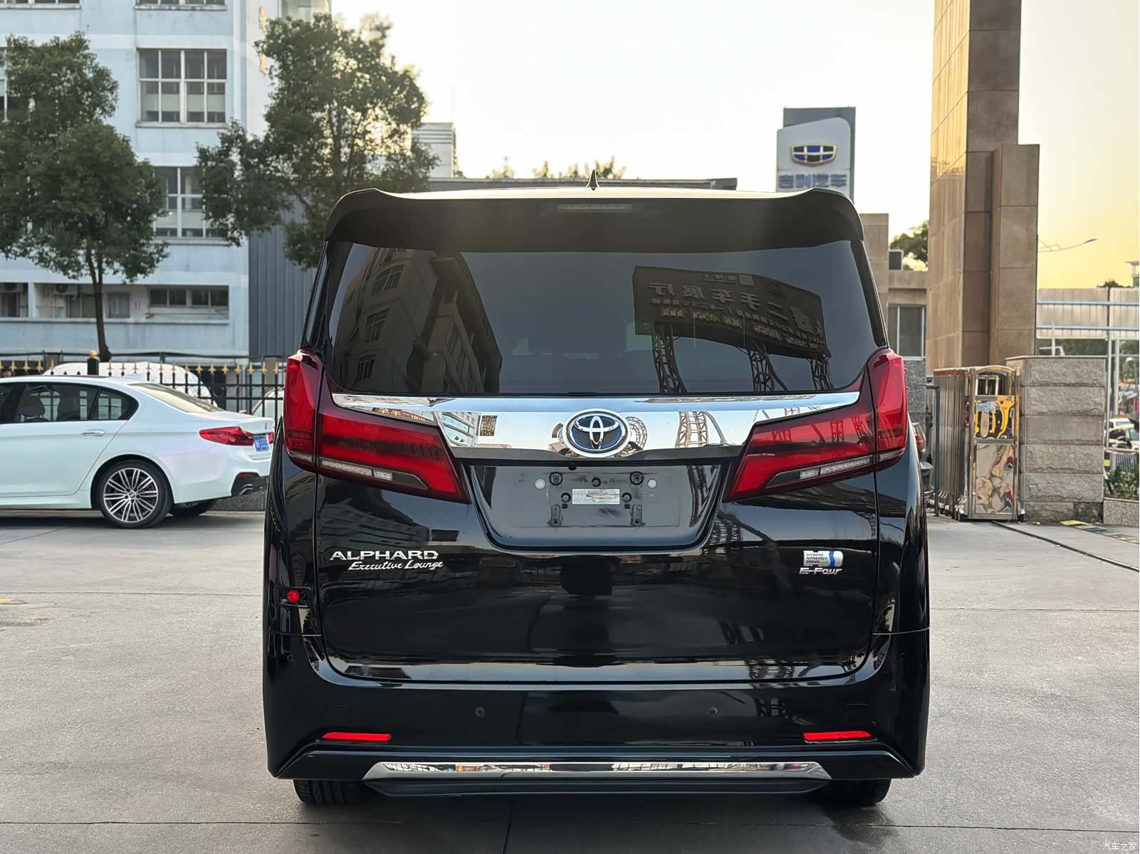 Toyota Alphard, 2023 все фото