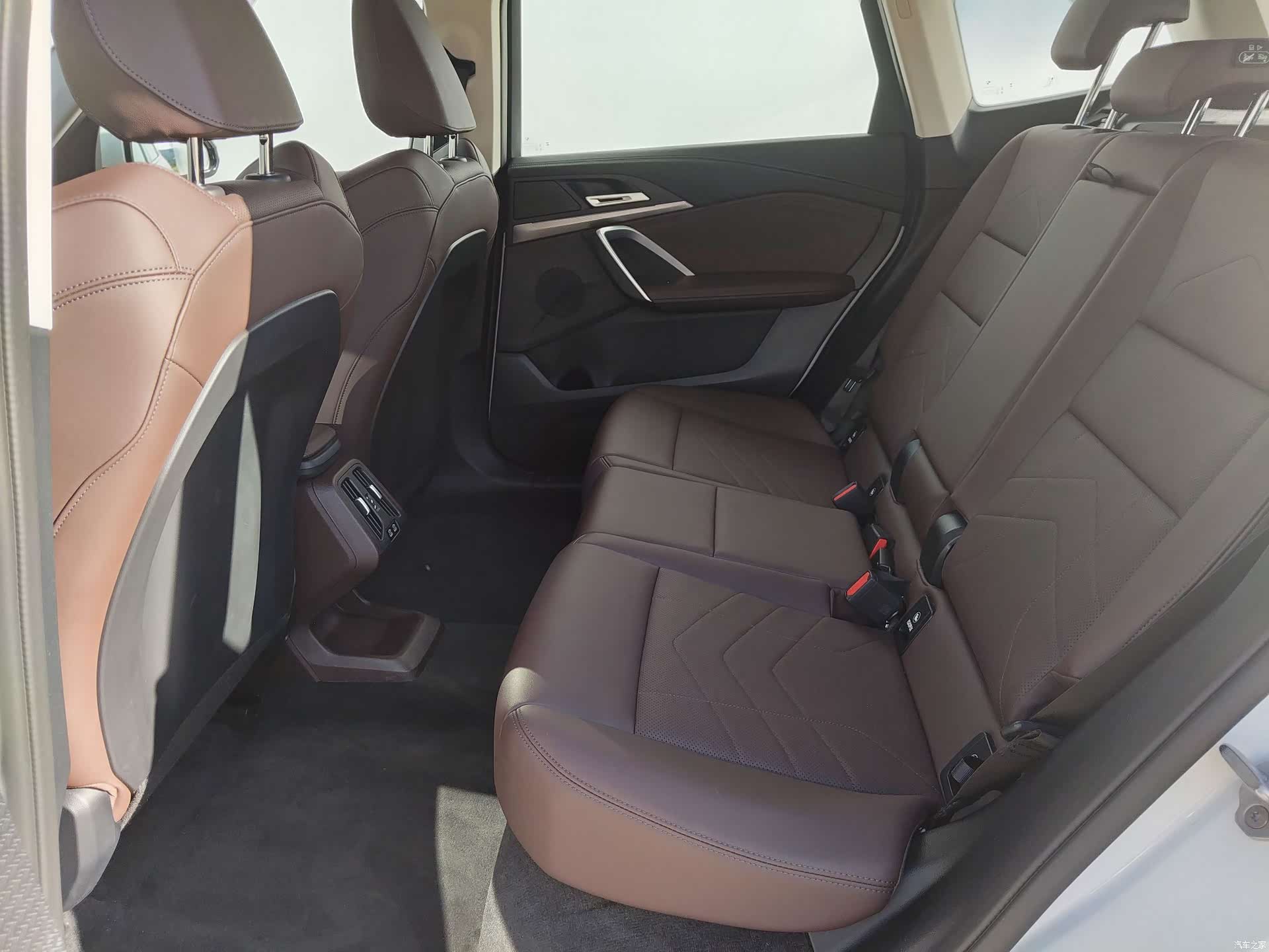 BMW iX1, 2025 7