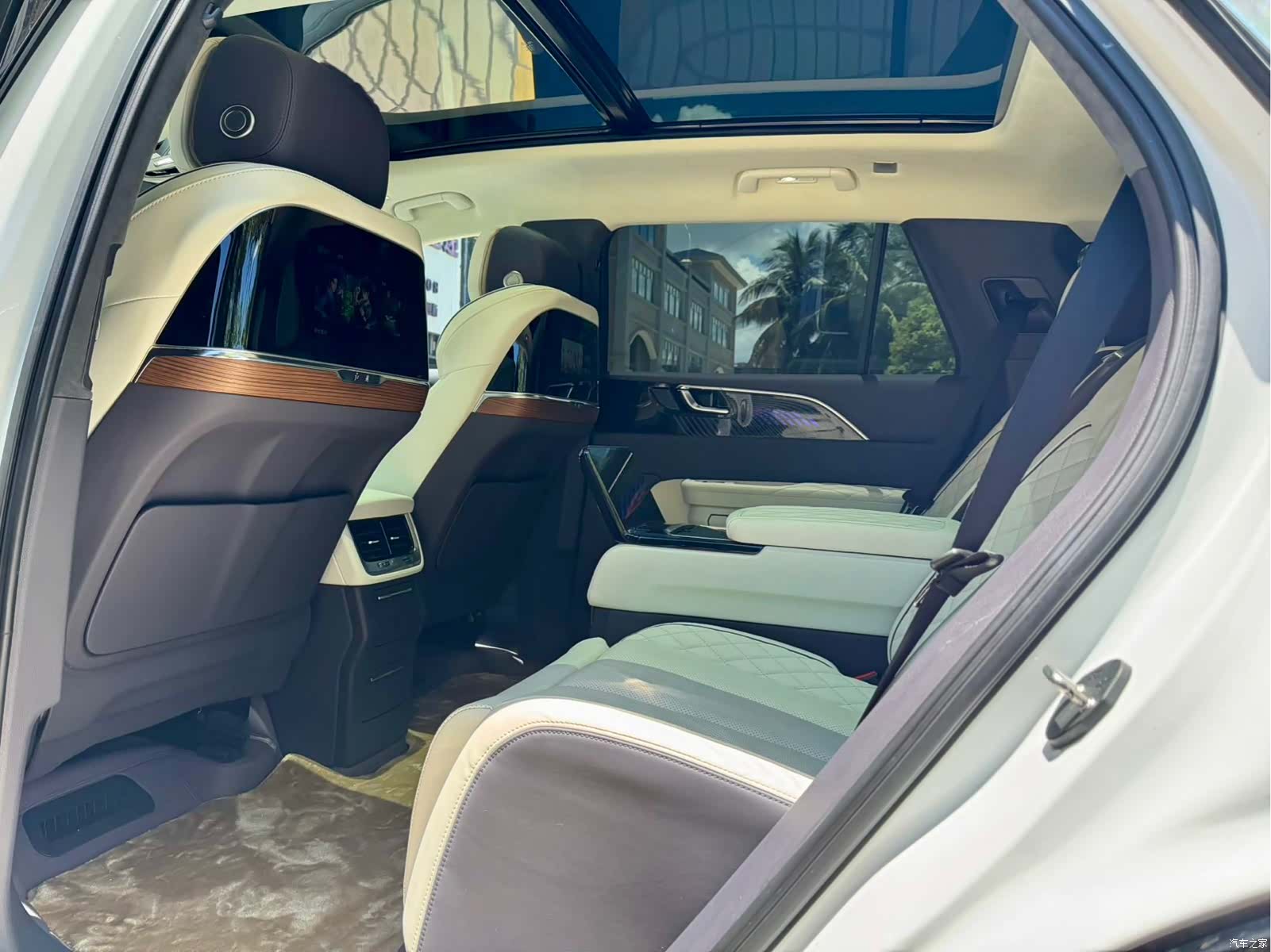 Hongqi E-HS9, 2021 6