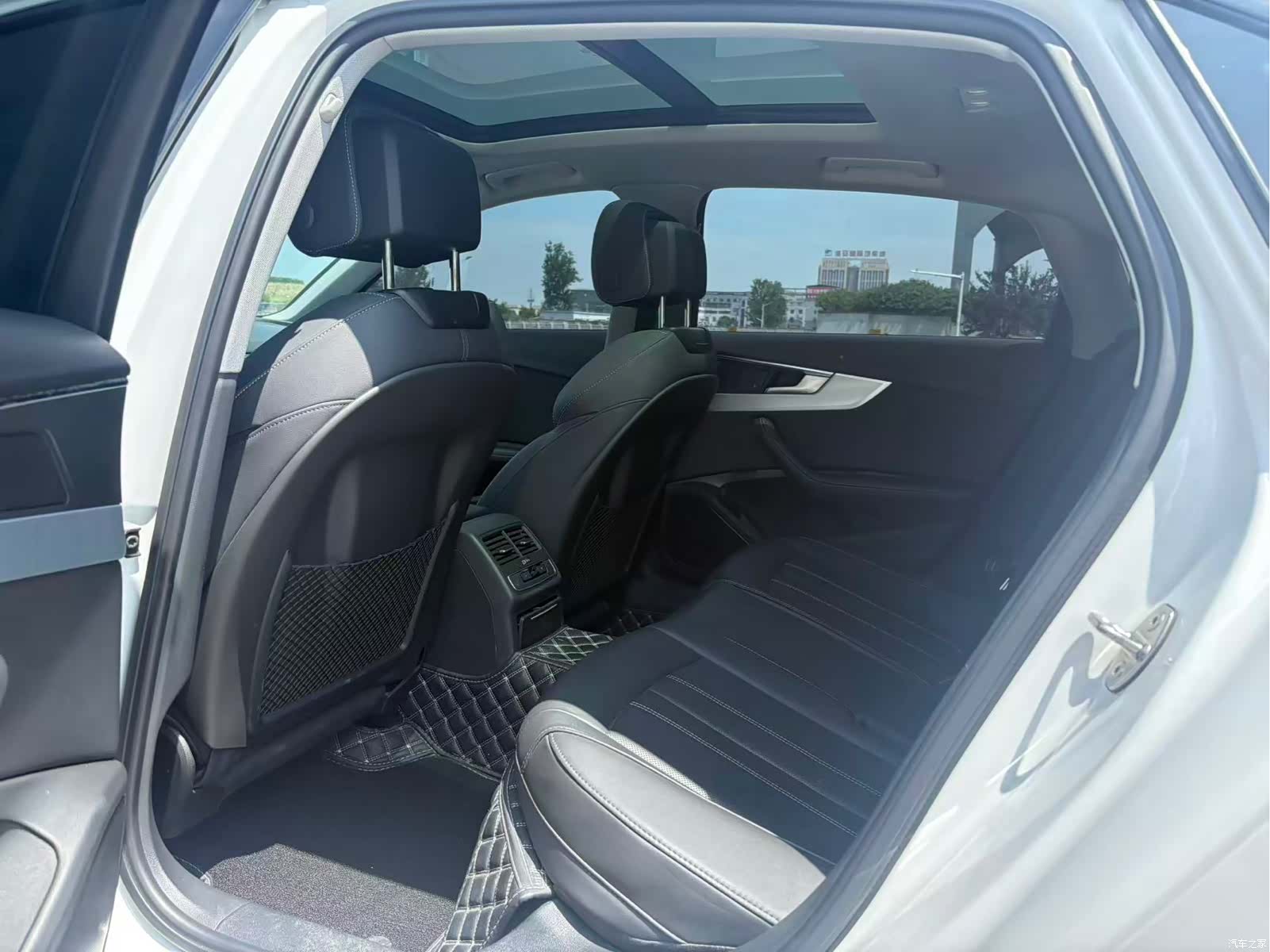 Audi A4L, 2022 все фото