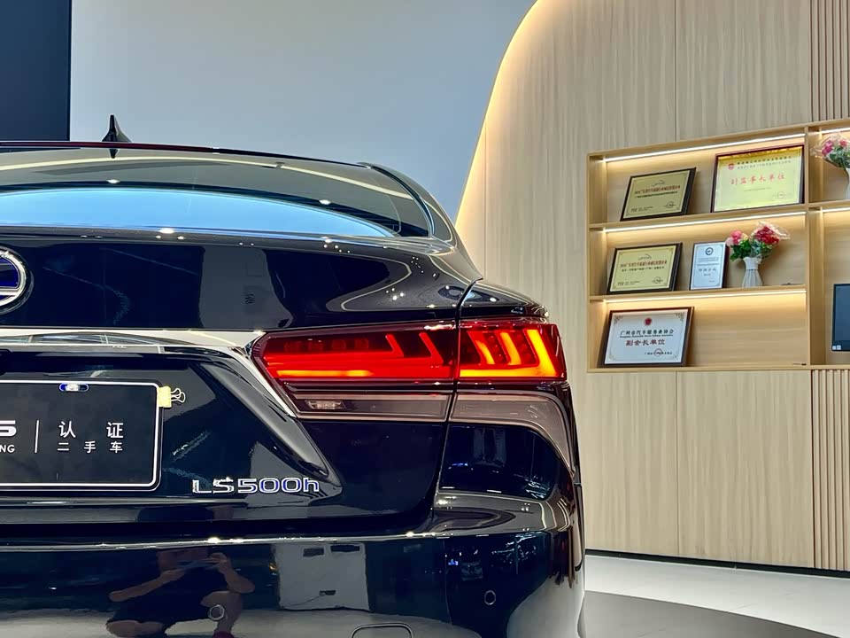 Lexus LS