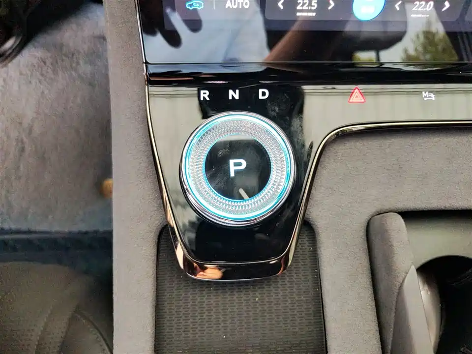 VOYAH Lantu chasing light