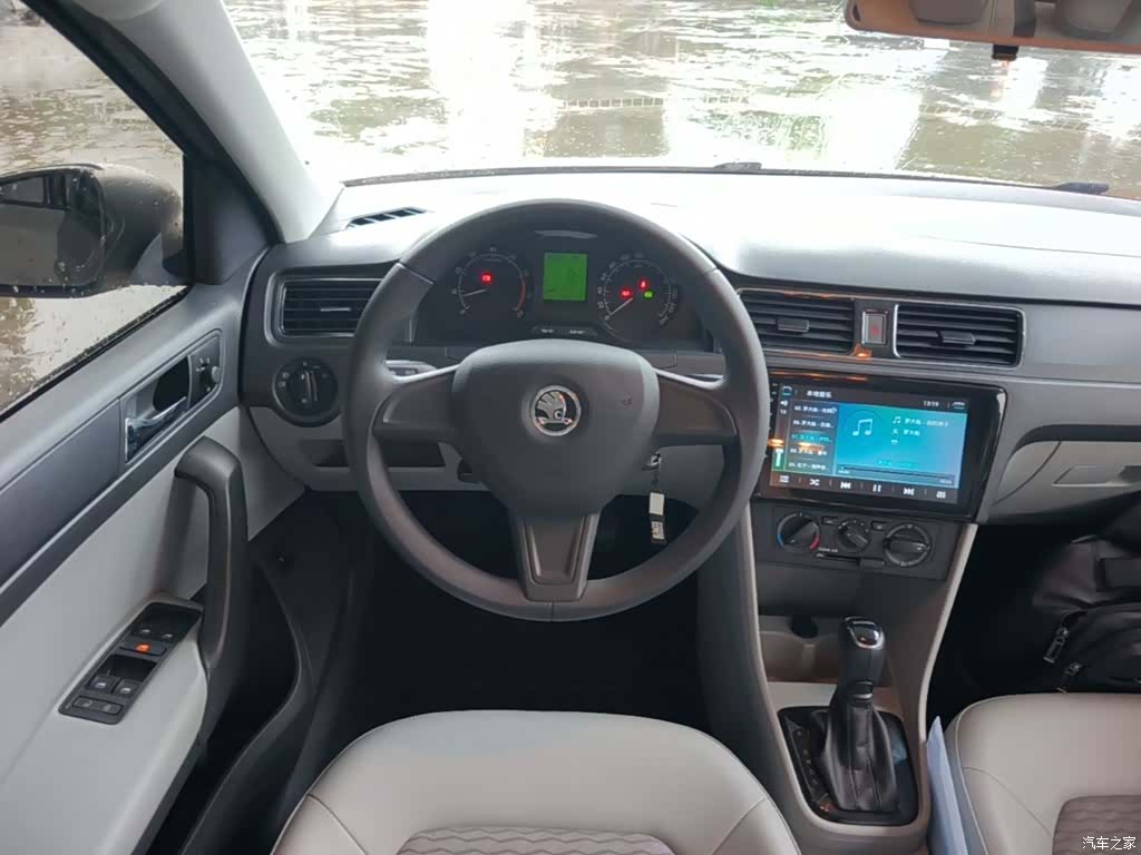 Skoda Rapid, 2017 11
