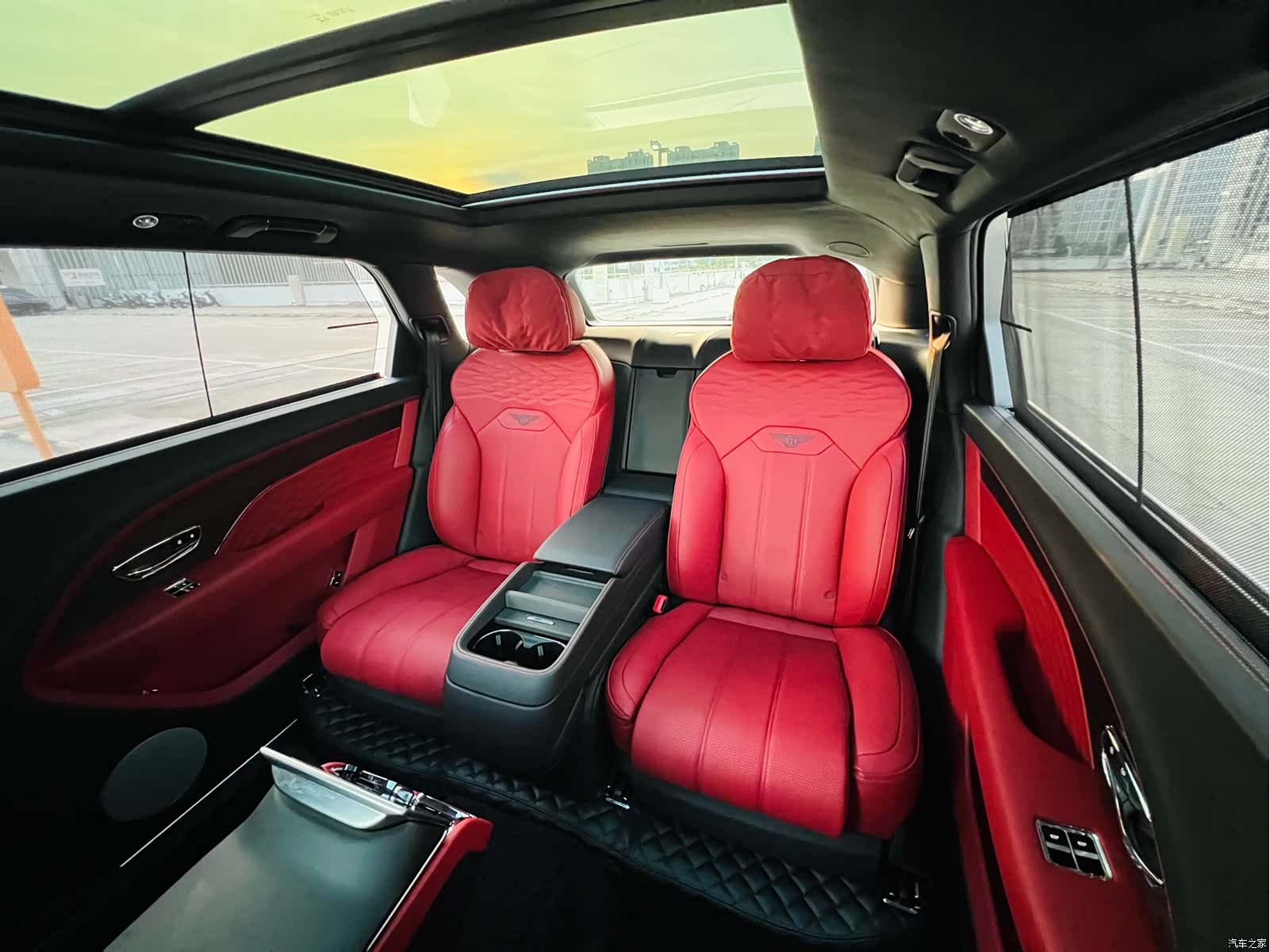 Bentley Bentayga, 2023 12