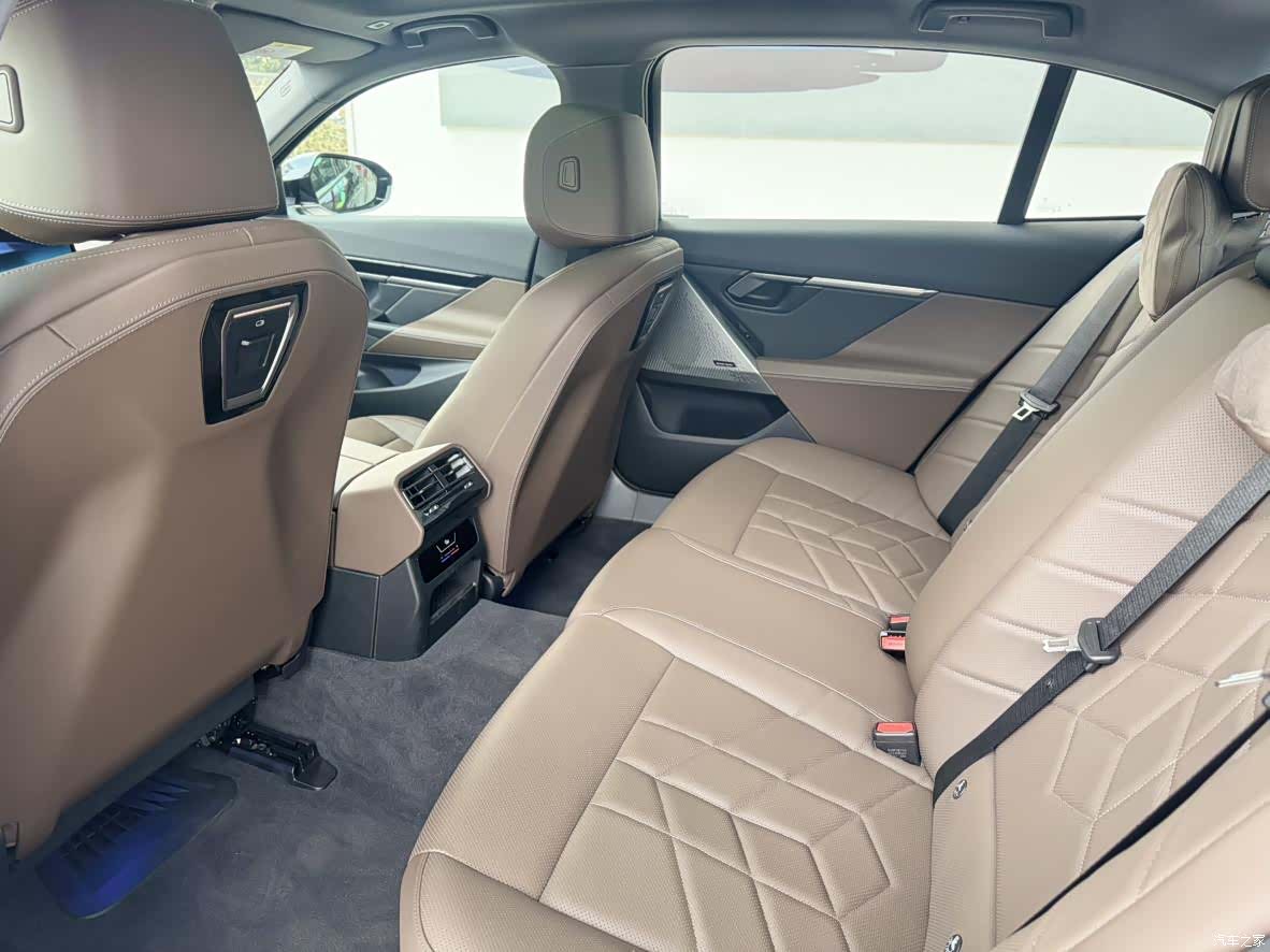 BMW 5 Series, 2026 15