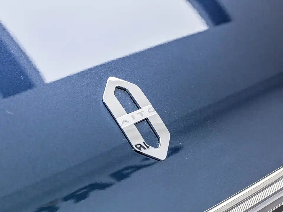 AITO Ask the world M9