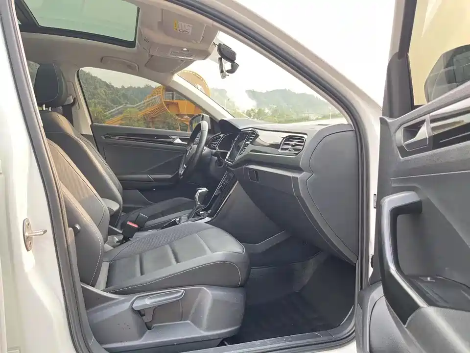 Volkswagen T-ROC exploring Songs