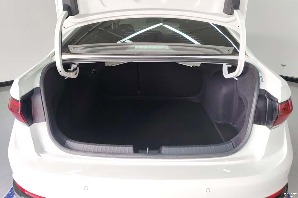 Volkswagen Sagitar, 2023 4