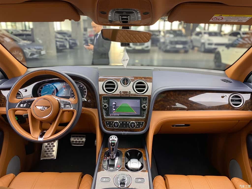 Bentley Bentayga, 2018 13
