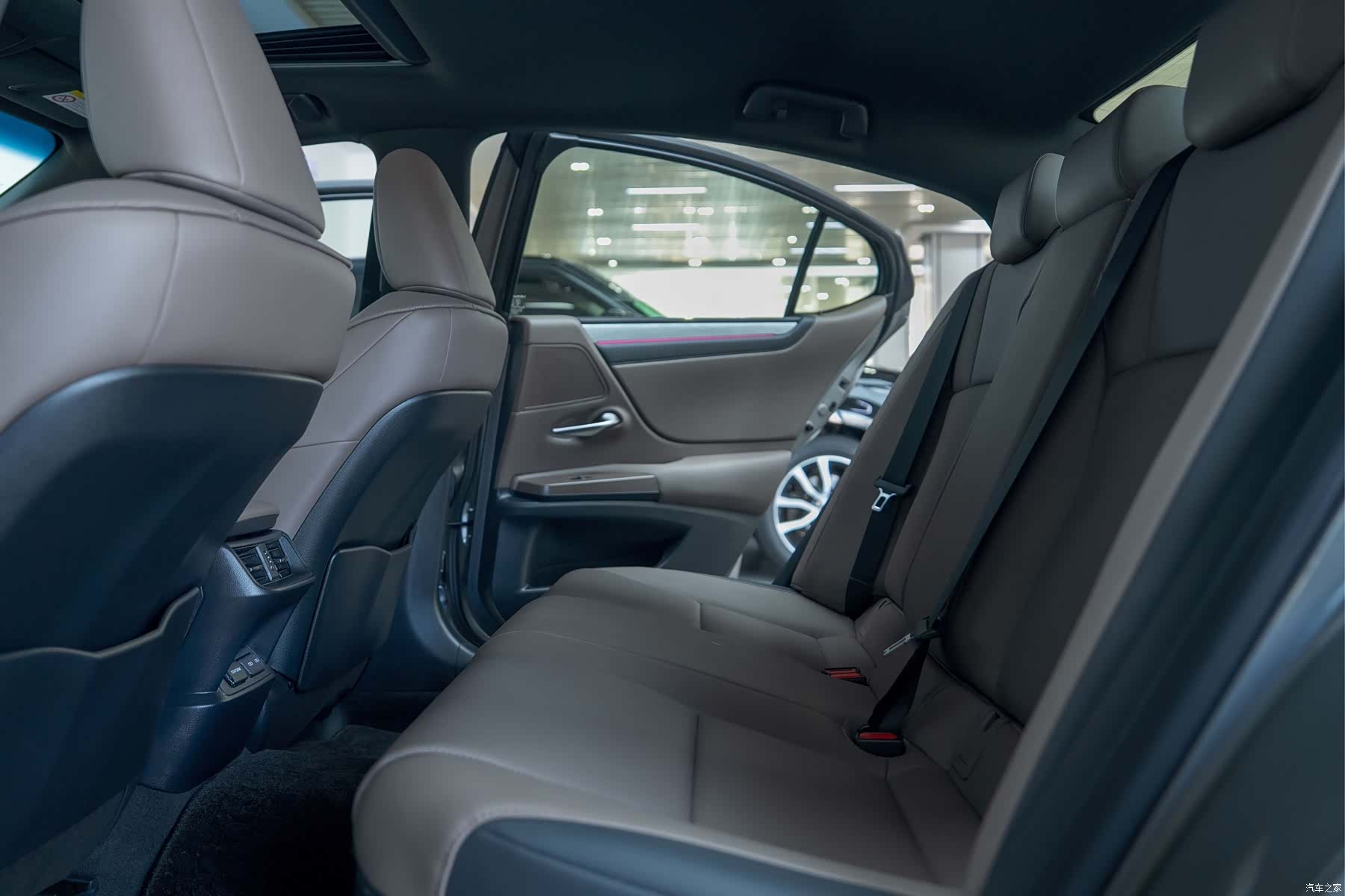 Lexus ES, 2025 12
