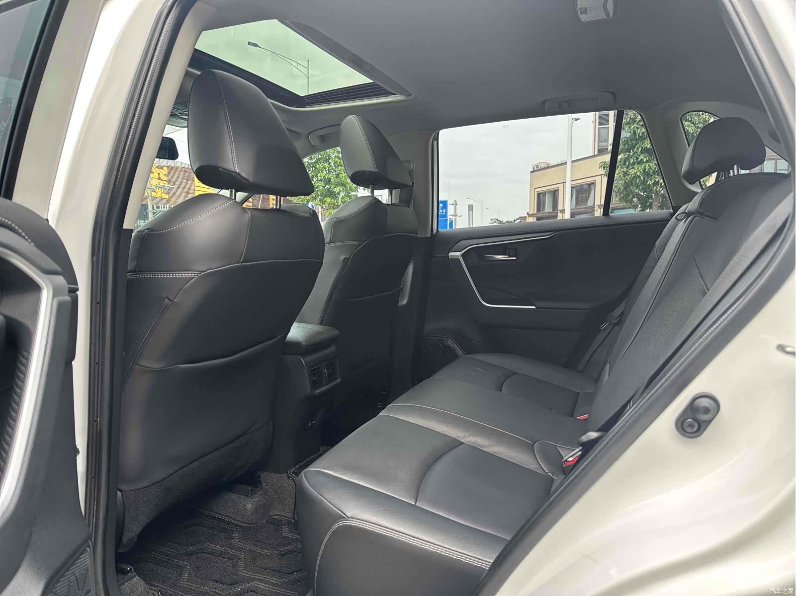 Toyota RAV4, 2022 6