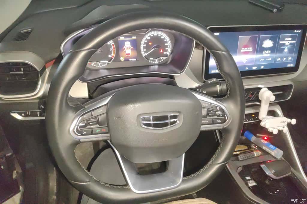 Geely Coolray, 2023 15