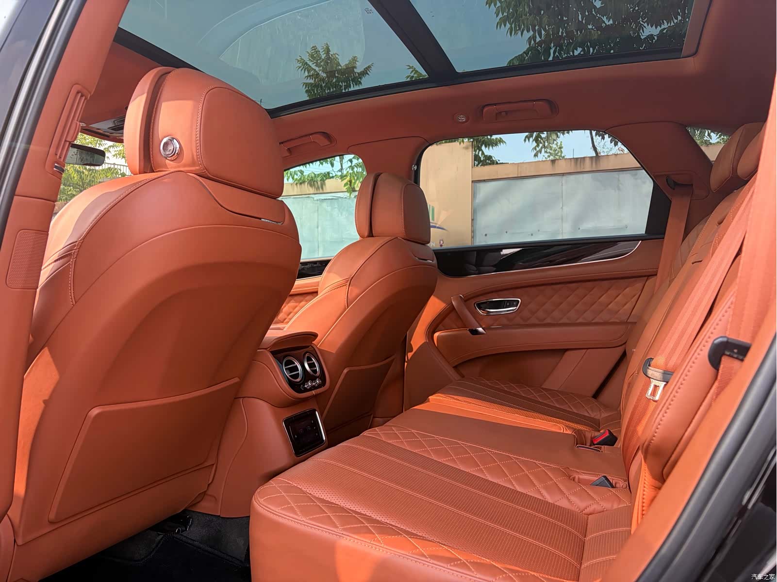 Bentley Bentayga, 2018 11
