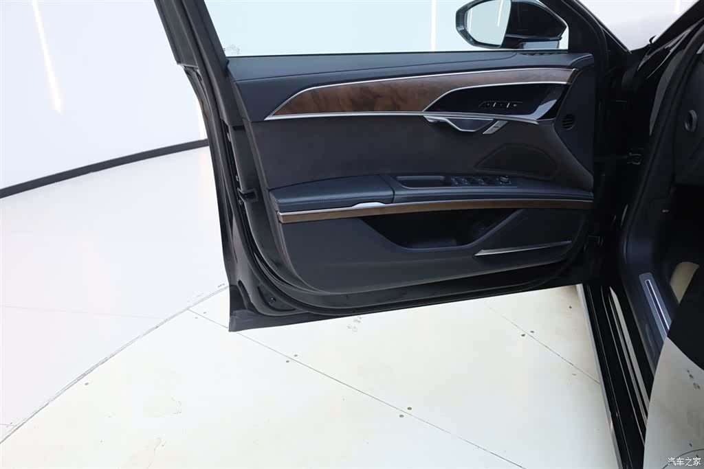 Audi A8L, 2023 30