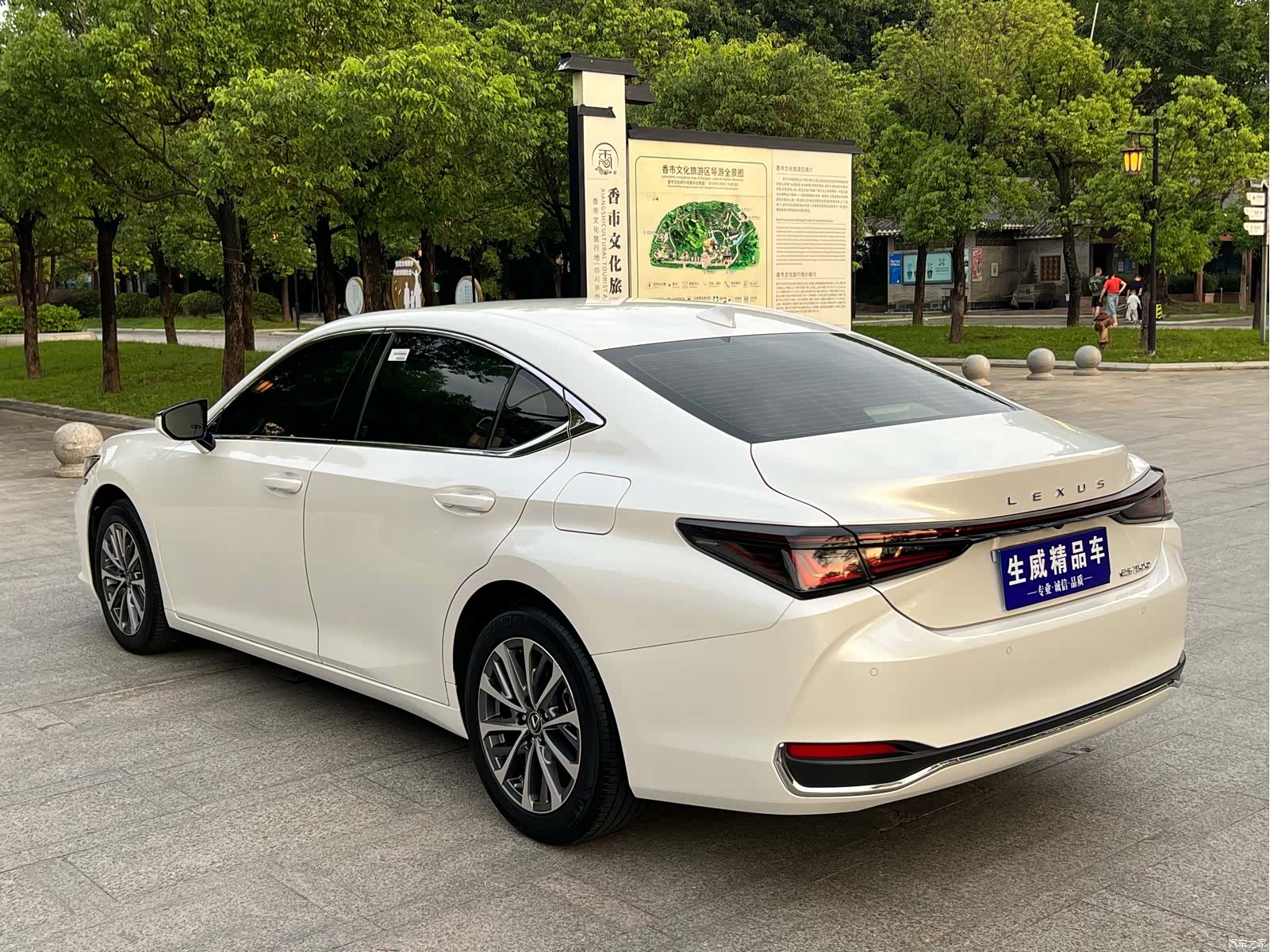 Lexus ES, 2025 4