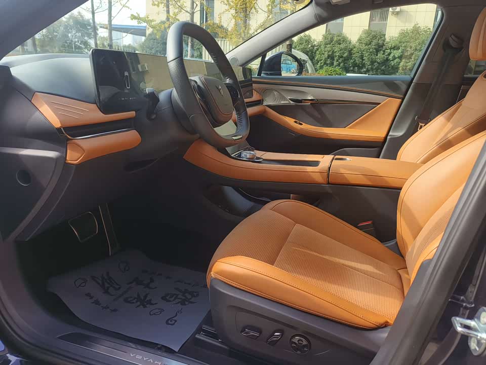 VOYAH Lantu chasing light