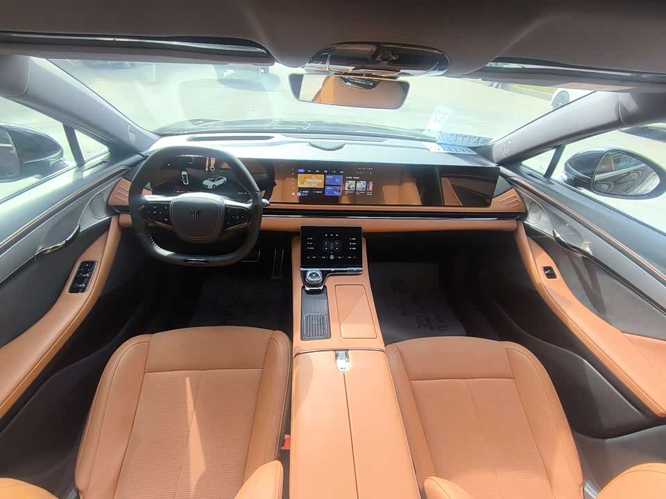 VOYAH Lantu chasing light