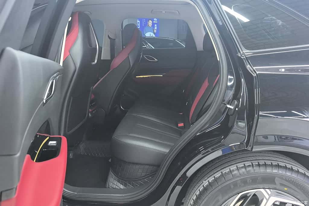 Hongqi HS3, 2025 11