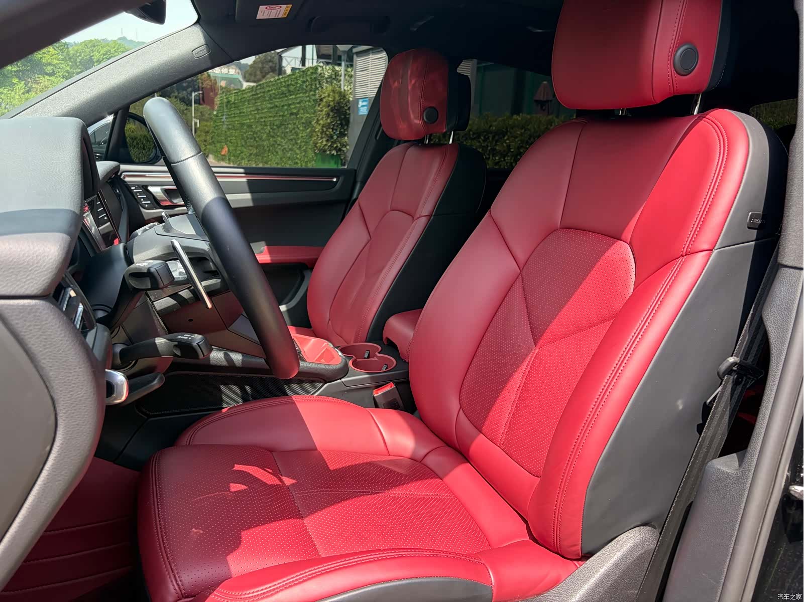 Porsche Macan, 2025 10