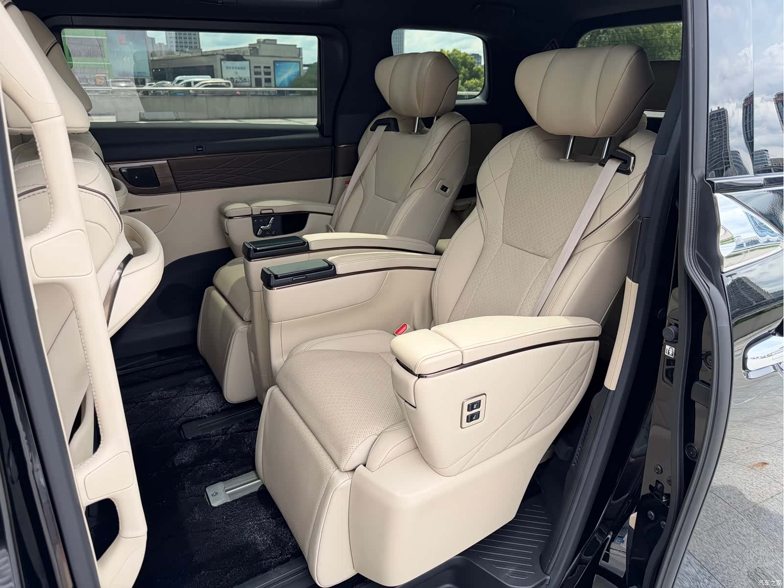 Toyota Vellfire, 2024 10