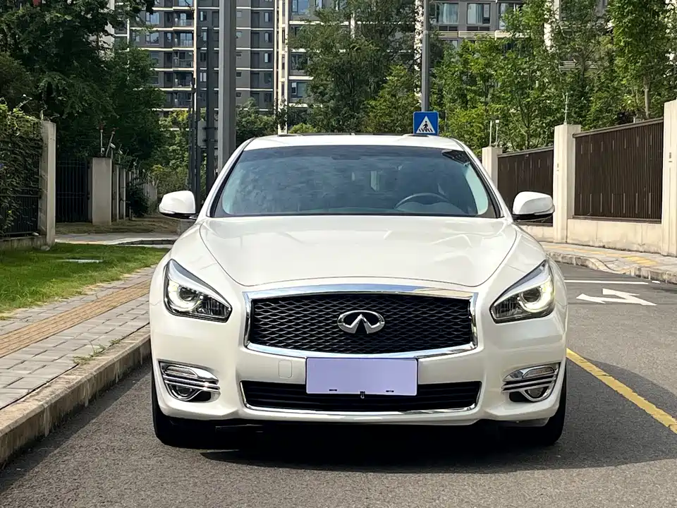 Infiniti Q70
