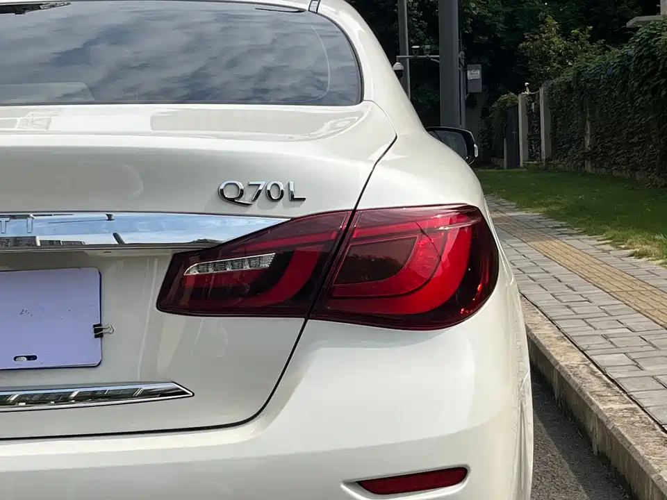 Infiniti Q70