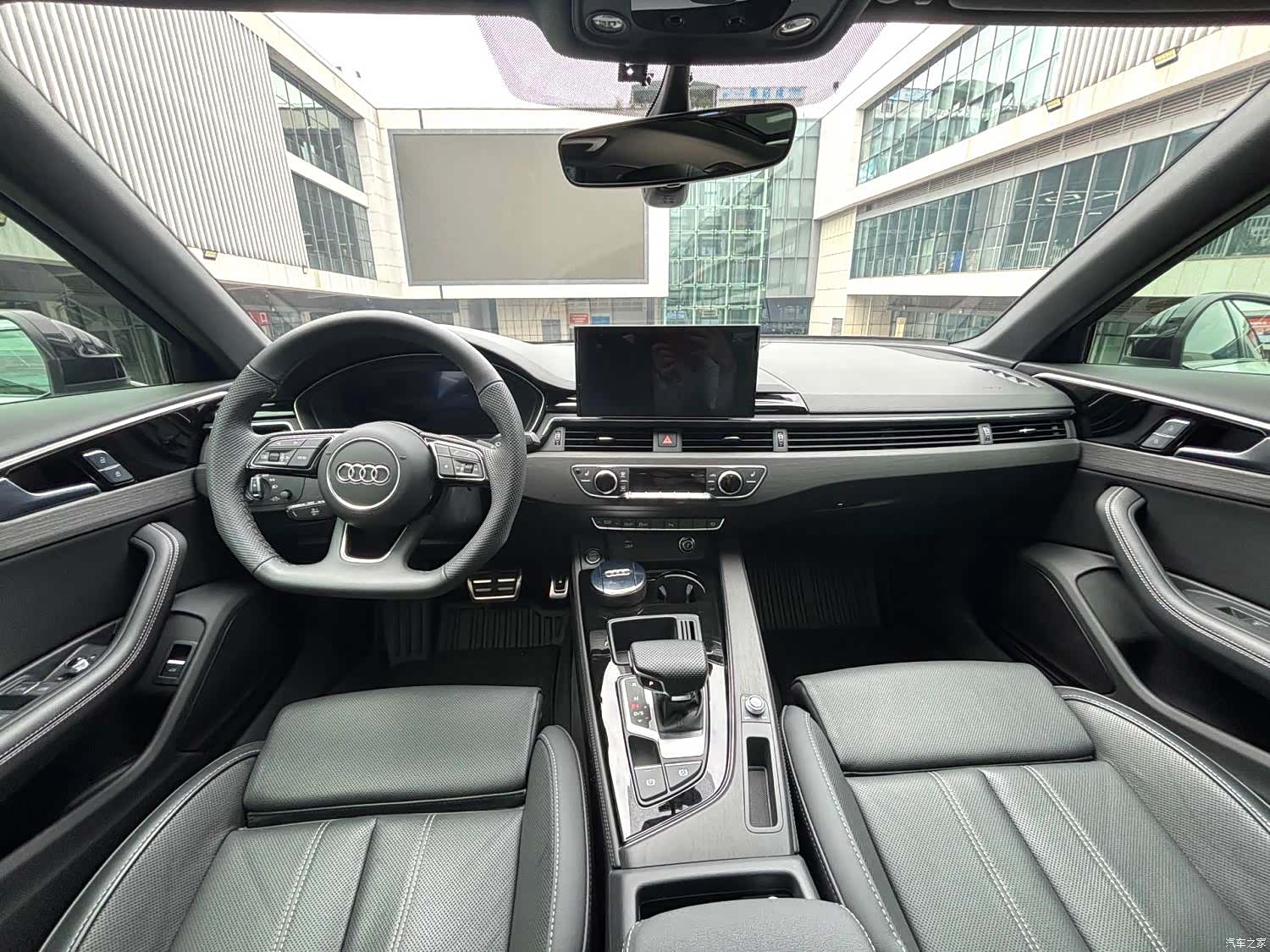 Audi A4L, 2023 все фото