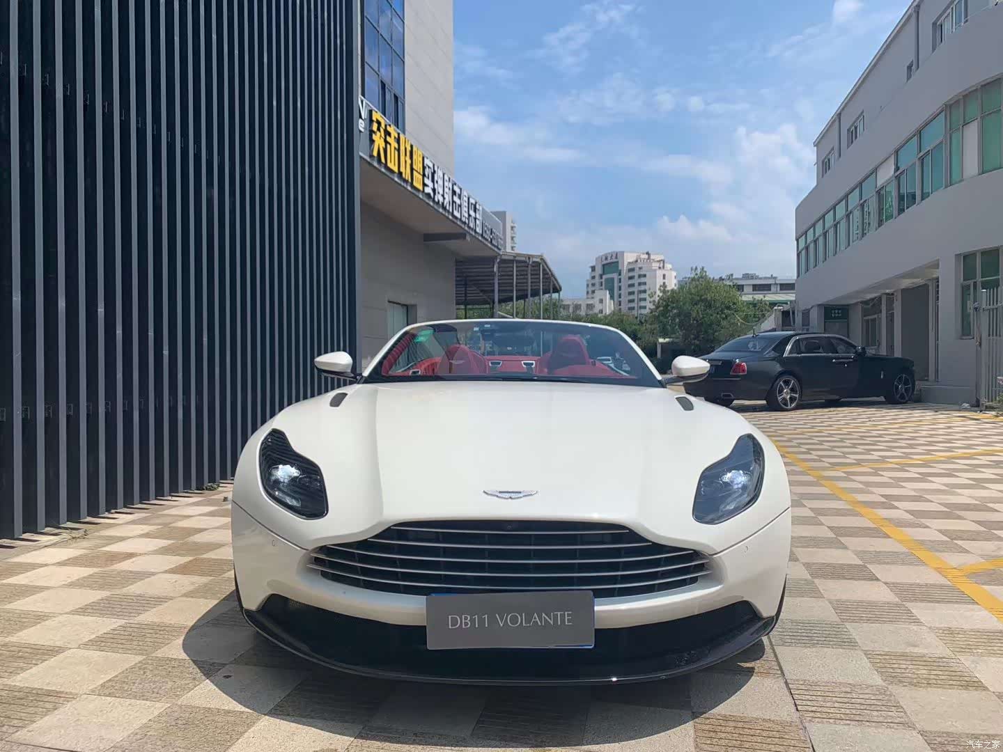 Aston Martin DB11, 2023 3
