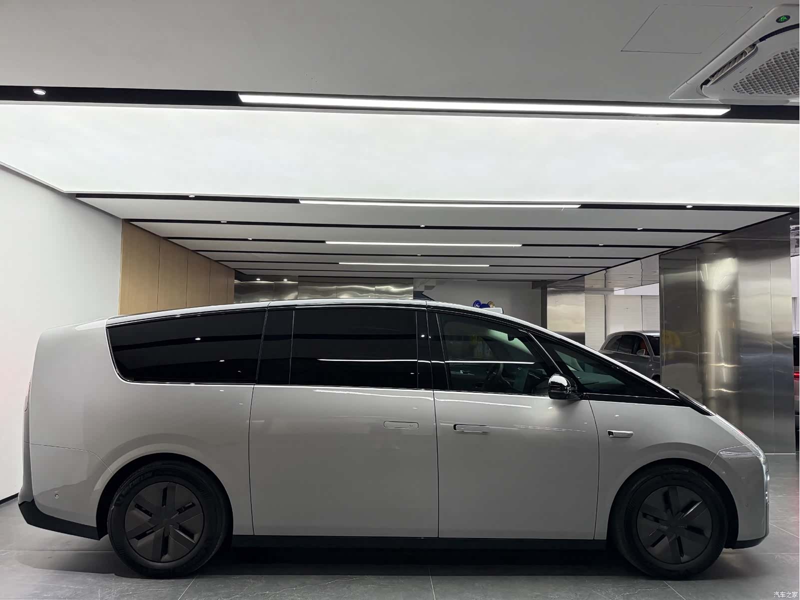 Li Auto MEGA, 2024 14