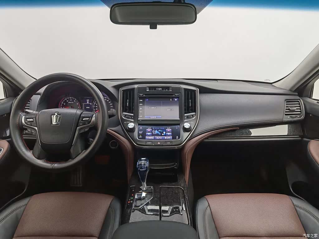Toyota Crown, 2018 все фото