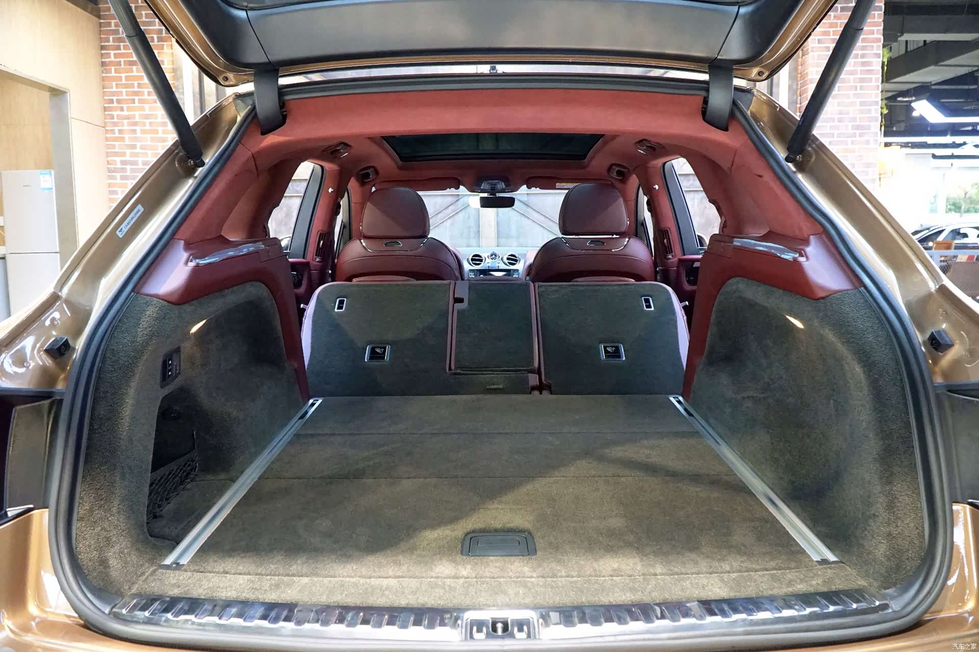 Bentley Bentayga, 2019 23