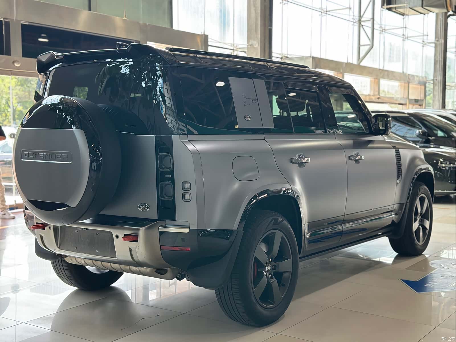 Land Rover Defender, 2023 4