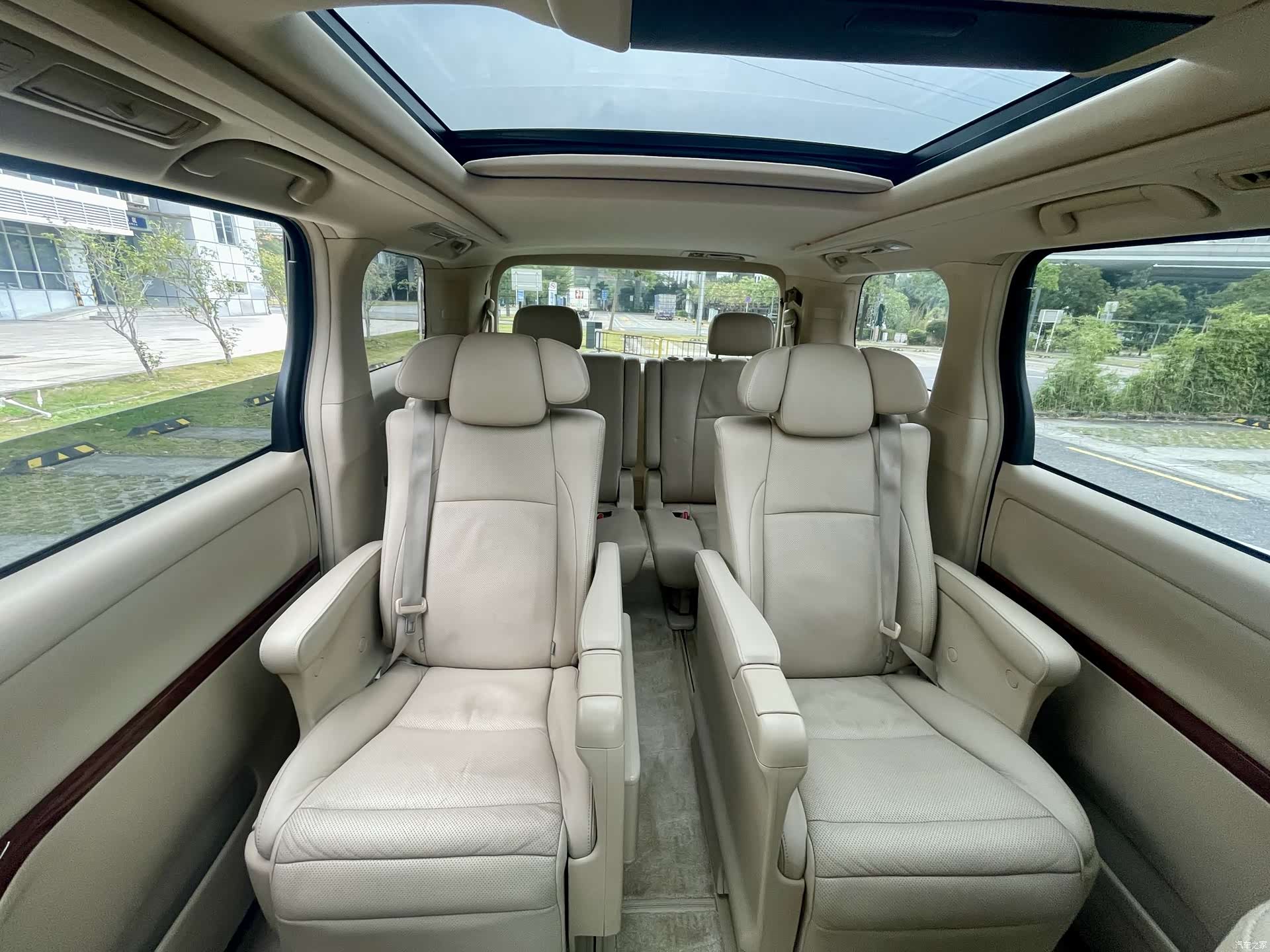 Toyota Alphard, 2011 16