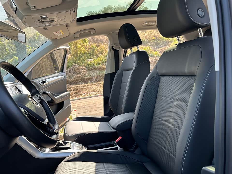 Volkswagen T-ROC exploring Songs