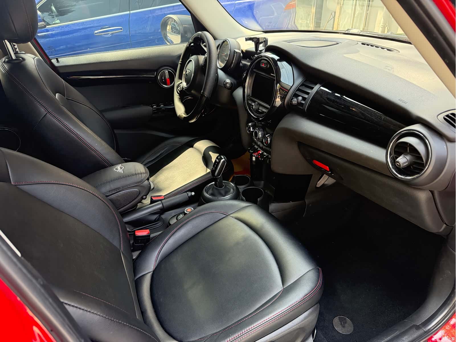Mini ONE, 2019 16