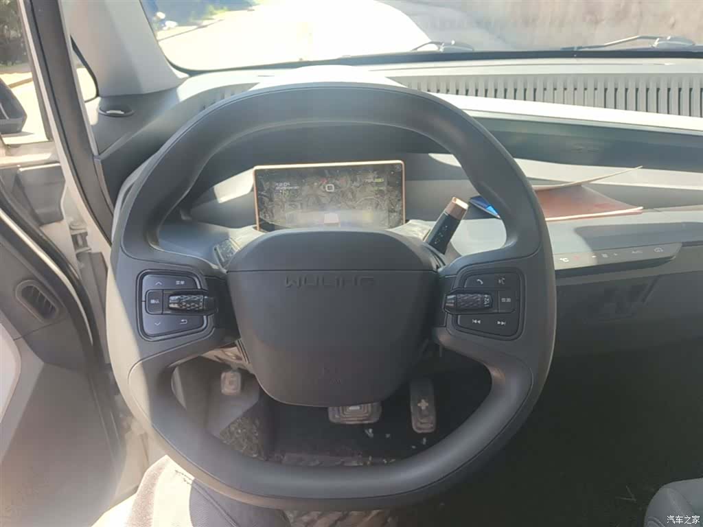 Wuling NanoEV, 2022 11