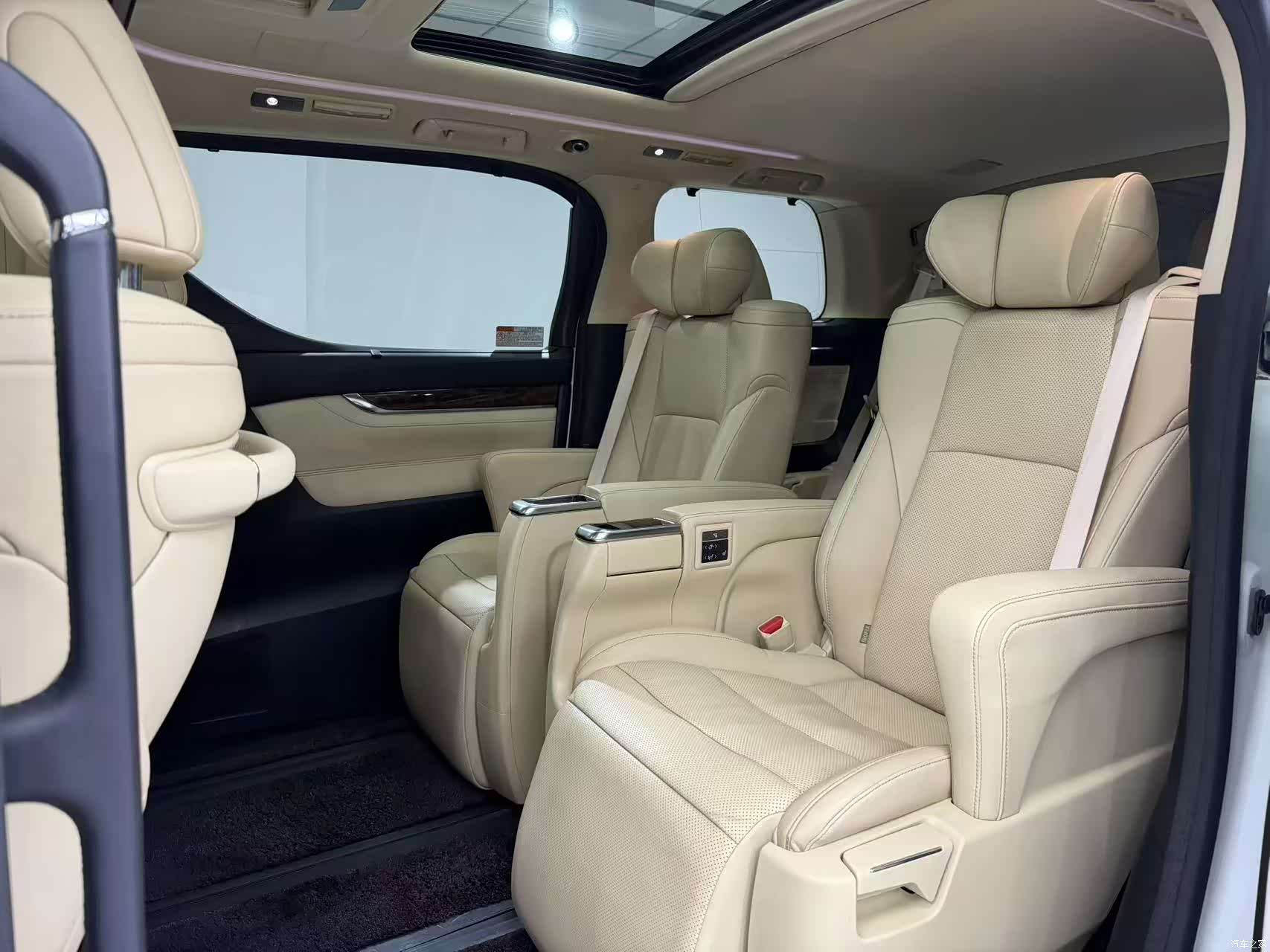Toyota Vellfire, 2020 все фото