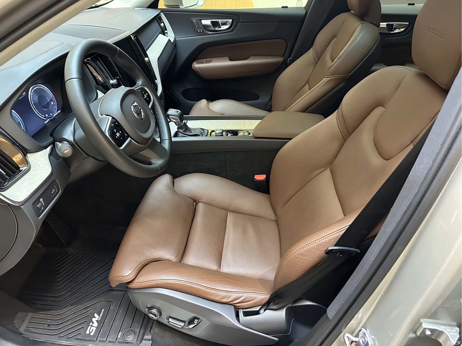 Volvo XC60, 2019 все фото